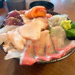 ひびの食堂 - 海鮮丼 990円
            酢飯の量 大盛無料
            海鮮増量 倍増し +700円