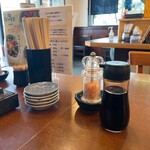 ひびの食堂 - 卓上のたまり醤油、岩塩