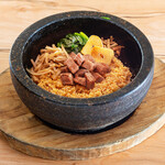 黒毛和牛焼肉きっしゃん - 黒毛和牛とガーリックの香りが広がる石焼ビビンバ