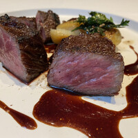 recte - 兵庫県三田産マルセ牛の竈焼き、赤ワインソース。