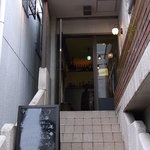 なかむら屋 - お店は２階、外階段の上なので足元に注意してね