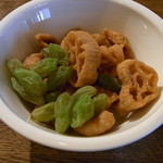 なかむら屋 - 付きだし　揚げたパスタ＆レーズン♪