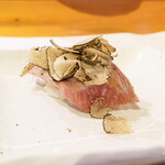 ぎふ初寿司 - 料理写真:那智勝浦の大トロに、カンナで削ったトリュフ。上質な脂に香りが溶ける、悔しいけど確かに美味しい