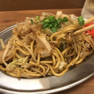 地ソースの太麺焼きそば＜牛すじ＞