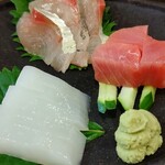 海と - 刺身盛り合わせ（500円）鮪、白烏賊、縞鯵と最強