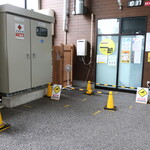 ラーメン二郎 - 店外のウェイティングスペース