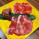 近江焼肉ホルモンすだく - タン盛り合わせ