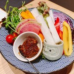 Koshitsu Yakiniku Hachiya - 最初に出てくる地元産野菜盛り。めちゃウマ！