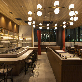 サク飲みやランチにもぴったりな、居心地の良い店内。半個室も有