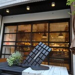 サタデイズ チョコレート ファクトリー カフェ - 外観　板チョコオブジェ