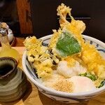 うどん棒 - ちく玉ひや天うどん(税込1,080円)
            トッピング①ちくわ天②海老天③のり天④大葉⑤温玉
            薬味❶大根おろし❷紅葉おろし❸おろし生姜❹刻み葱❺白胡麻
            お出汁は鯖節、鯵節、潤目鰯、花鰹、日高昆布そして醤油