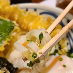 うどん棒 - うどんは香川県産小麦「さぬきの夢」と香川県の天然水を使って毎日打ってます
            少し細めなうどんで艶やかでキメ細か
            出汁は鯖節、鯵節、潤目鰯、花鰹、日高昆布そして醤油
            お好みで掛ける酢橘の果汁がアクセントに