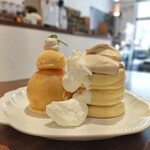 カフェ レードル - 桃のパンケーキ1980円とアイスカフェラテ