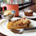 ワ コーヒー - ブルーベリーとクリームチーズといろんなナッツが乗っかったピスタチオのケーキ（丸）と無花果と葡萄のサワークリームタルト（三角）　