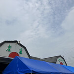 産直たわわ - テントの下はお盆のお花も売っていました。