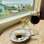 海猫珈琲店 - チーズケーキ
            アイスコーヒー