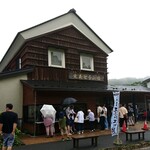 定義とうふ店 - 店前にお客さんが並んでいます