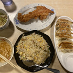 華龍飯店 - 2022/08/18
平日限定ランチ定食 935円
・にんにく炒飯と唐揚げ1個ランチ
平日ランチ餃子 220円