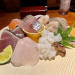 島之内 一陽 - お造り盛り合せ
      　北海道 時鮭、岩手 石かげ貝、天然あじ、
      　淡路 生タコ、鰆きずし、長崎天然くえ、鰹藁焼き