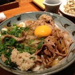 讃岐うどん 野らぼー - 釜肉ぶっかけうどん。歯ごたえ抜群で満腹の一品。