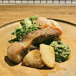 182280527 - 宮崎県産まるみ豚 2種の仕立て
                      ロースはコンフィに、バラ肉は野菜の出汁で柔らかな煮込み料理に。
                      付け合わせには、エコファーム・アサノさんからの野菜達。
                      緑色のソースはサルサ・ヴェルデソースです♪