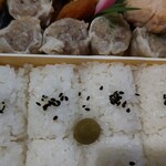 崎陽軒 - いつもの定位置に鮭がいる^_^