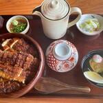炭焼うな富士 - ❀『特上ひつまぶし』(6710えん)
      
      細かく刻まれた鰻は
      表面カリッ
      中ふんわり
      タレの濃さも絶妙
      ①そのまま
      ②薬味を添えて
      ③お出汁と薬味で
      
