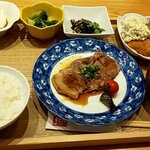 和食・酒 えん - 本日の肉料理・豚肩ロースのゆず胡椒照り焼き＆鳥取県境港産アジフライ