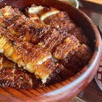 炭焼うな富士 - ❀『特上ひつまぶし』(6710えん)
      
      細かく刻まれた鰻は
      表面カリッ
      中ふんわり
      タレの濃さも絶妙
      ①そのまま
      ②薬味を添えて
      ③お出汁と薬味で
      