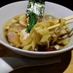 らぁ麺や 嶋 - 太く平たい麺