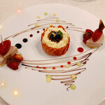 シャトー　ラ・パルム・ドール - シャトーラパルムドール特製デザート　苺のクローヌ　木苺のシャーベット添え