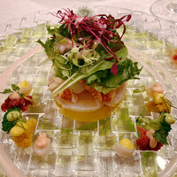 シャトー　ラ・パルム・ドール - 海の幸のサラダ仕立て　オマール海老、帆立、小柱　ビーツのマヨソース、カレーのマヨソースなど