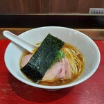 神保町 黒須 - 8月の醤油蕎麦(2022年8月1日)醤油が変わりスープの色が7月より淡くなっている
