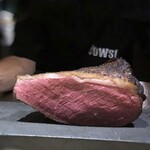 コウシキャンプ - ◆窯焼肉・・ホルスタイン種の雄牛のもも肉。16時間かけて薪で焼かれるそう。部位は「イチボ」。 和牛に比べて種牛にする以外に利用価値がないと言われるホルスタインを美味しく食べて欲しいと ランチを始められたのだそう。