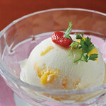 Almond ice cream with mango