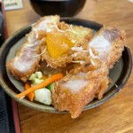 とんかつ 栄ちゃん - 衣カスをかけて、