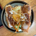 とんかつ 栄ちゃん - ソースをかければ完成。