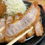 とんかつ 栄ちゃん - アツアツの一番右端。最初に食べるこれがやめられない。