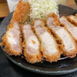 とんかつ 栄ちゃん - レフトサイド。赤身の柔らかさとジューシーさにベタ惚れ