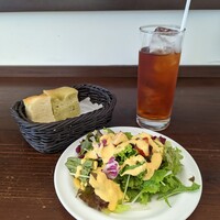 ヴィア トスカネッラ - ランチのサラダ、パン、ドリンク