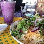 マンダニ　インドカレー - 見た目はいいんですけどね。
                                マトンビリヤニ1320円
                                ランチセット（サラダとドリンク）330円
                                ラッシーのブルーベリーラッシー化50円
                                 
                                サラダは辞退。
                                ブルーベリーラッシーもパッとしない。