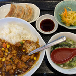 Kyouka Hanten - 鶏肉黒胡椒丼＋餃子3ツ/中華スープ
                        キャベツ.ニンジン和え