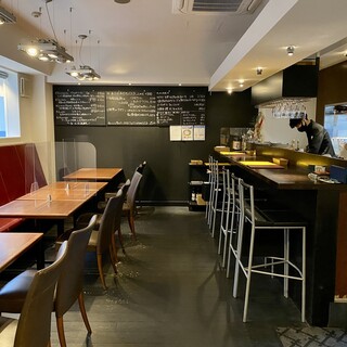 キッチンの見えるソファ席とハイチェアのカウンター席