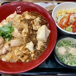 Nakau - 「麻婆豆腐親子丼（大盛）サラダ鶏だんごスープセット」950円也。