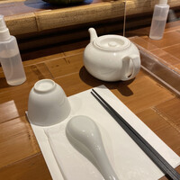 月居 赤坂 - 熱いお茶に紙エプロン