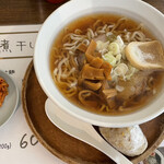 Ramen Sunagoya - ランチ煮干しらーめん M(160g)(550円)とセルフのキムチ、沢庵