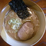 ひんねりくんねり - 魚介豚骨醤油の太麺