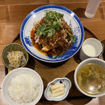 月居 - 野菜たっぷりなスープにもやしの小鉢と大根甘酢漬けに杏仁豆腐