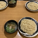 ラーメン 坊也哲 - つけ麺（400g、1,050円）
      写真は同行者2名、400gが合計3つ！