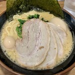 横浜家系ラーメン 一刀家 - 豚骨醤油チャーシュー麺